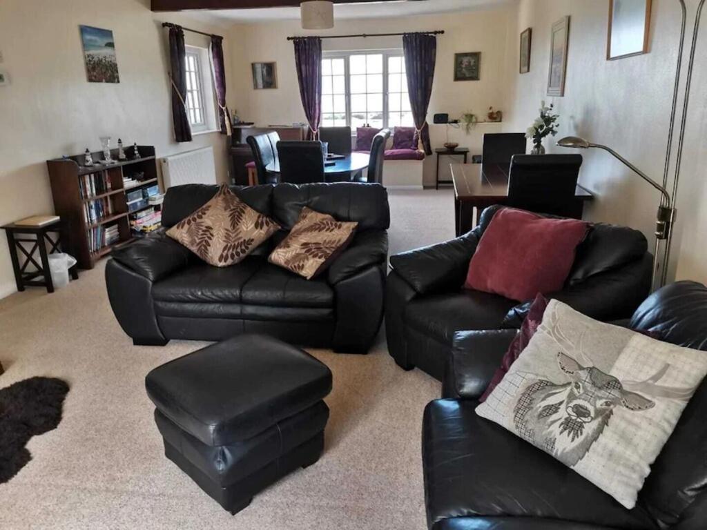 Sea Views, Private Garden, Comfortable Family And Dog Friendly Vakantiehuis