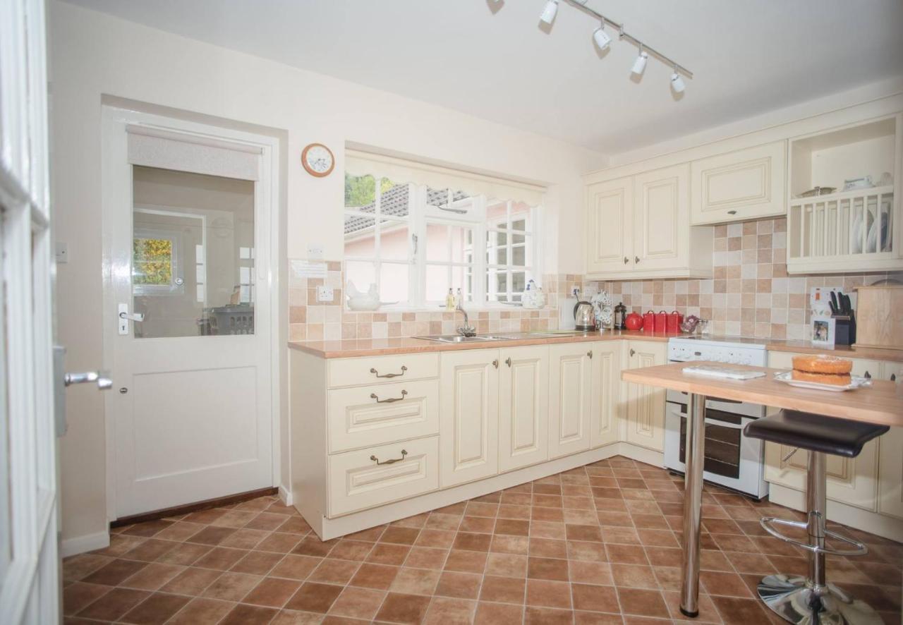 Sea Views, Private Garden, Comfortable Family And Dog Friendly